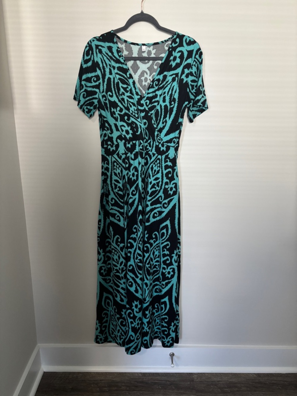 Black & Teal Patterned V-Neck Maxi Dress Size L - PTP 20” - Length 55” w/pockets